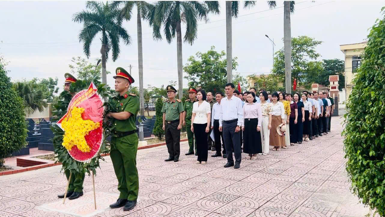 Công an xã Tiên Minh tham gia hoạt động tri ân các Anh hùng liệt sĩ